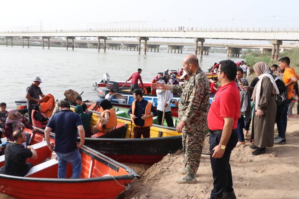 استقرار سه قایق نظارتی و نجات در رودخانه کارون در اهواز استقرار سه قایق نظارتی و نجات در رودخانه کارون در اهواز