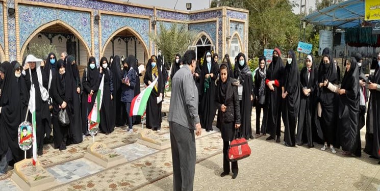 اجرای تئاتر خیابانی راهیان نور توسط هنرمندان خوزستانی