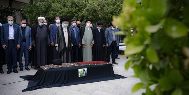 رهبر انقلاب روز دوشنبه بر پیکر حجت‌‌‌الاسلام دعایی نماز میت اقامه کردند
