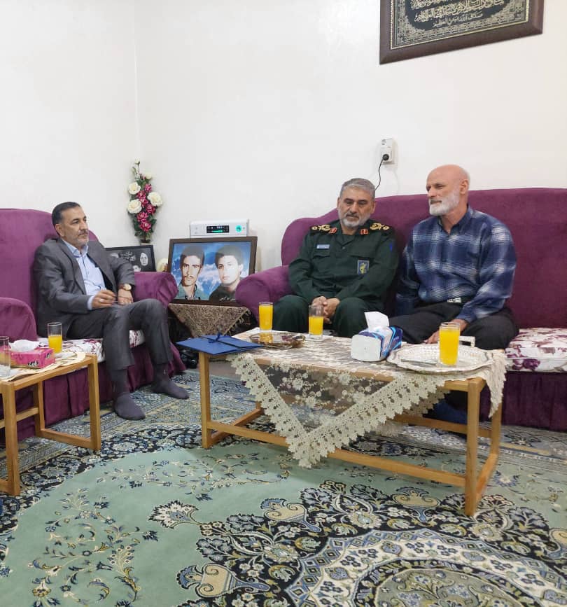 سردار شاهوارپور و مشاور فرماندهی و فرمانده بسیج شهید تندگویان وزارت نفت جنوب با خانواده شهیدان گنجی دیدار کرد