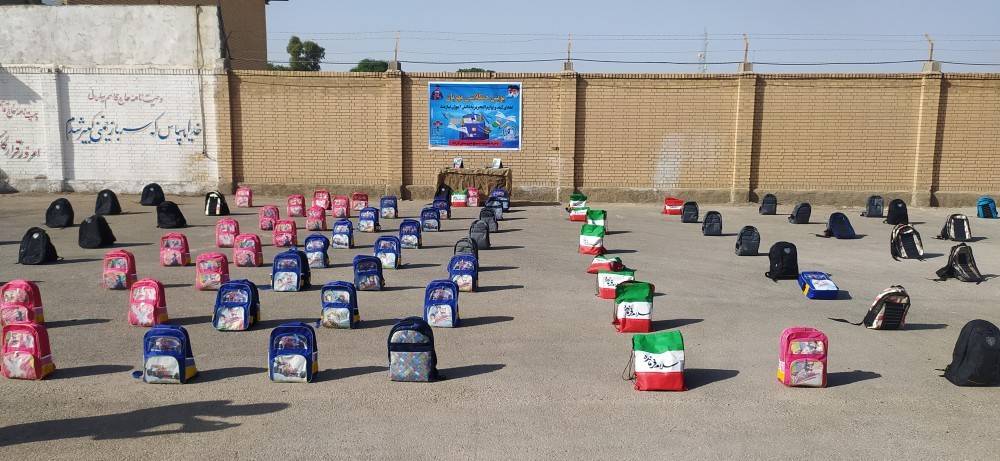 توزیع بسته های نوشت افزار میان دانش آموزان مددجو کرخه