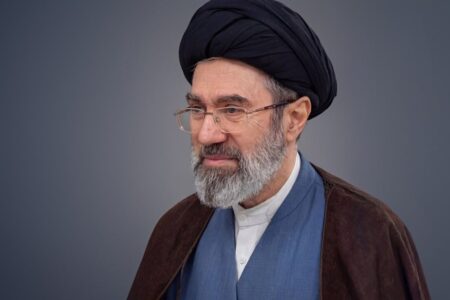 رهبر معظم انقلاب: معلمان و کارگران مؤثرترین حلقه در نبرد فرهنگی و اقتصادی خواهند بود