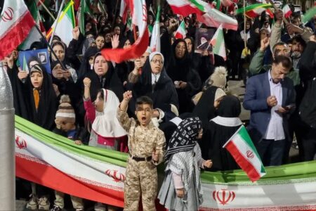 تأثیر حضور زنان در تجمعات شبانه مردمی و جنگ تحمیلی سوم