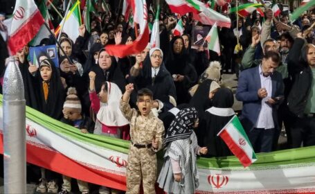 تأثیر حضور زنان در تجمعات شبانه مردمی و جنگ تحمیلی سوم