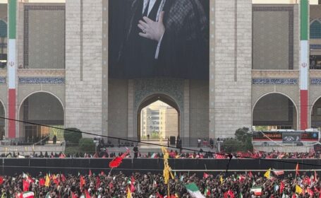 مراسم وداع با امام شهید و طنین شعار خون‌خواهی